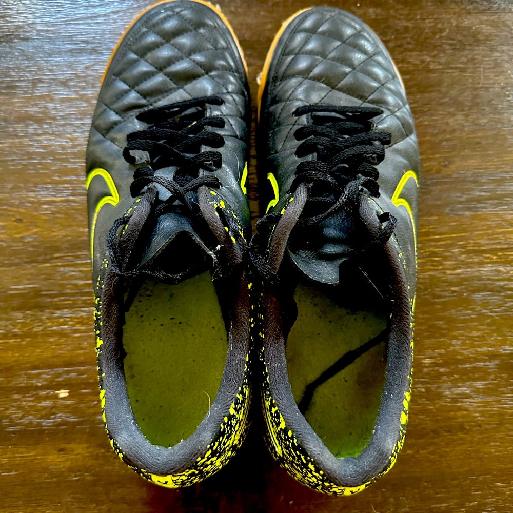 Nike tiempo indoor soccer shoes sz. 11